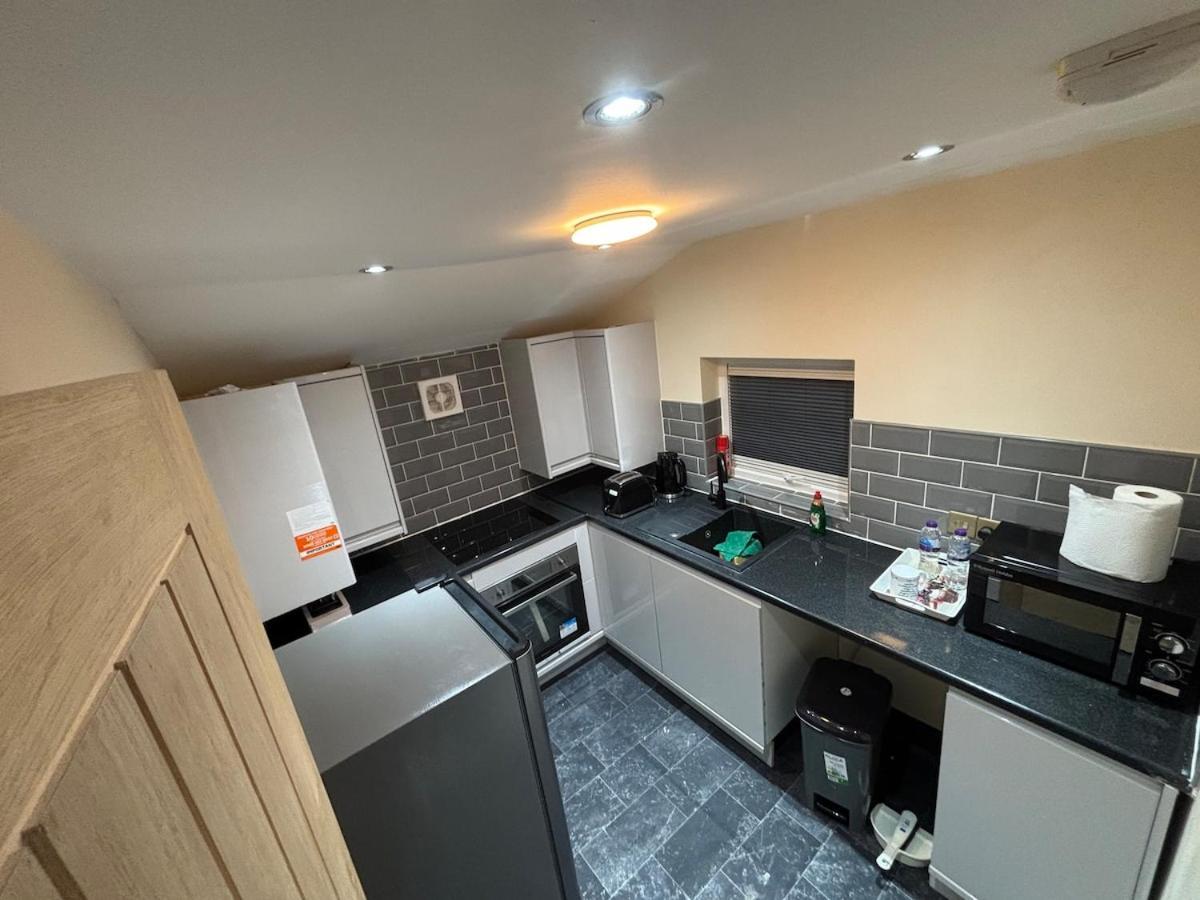Apartment 1 Bedroom Flat - Airport - 7 Mins To Man - Staycations & Business Stays!
