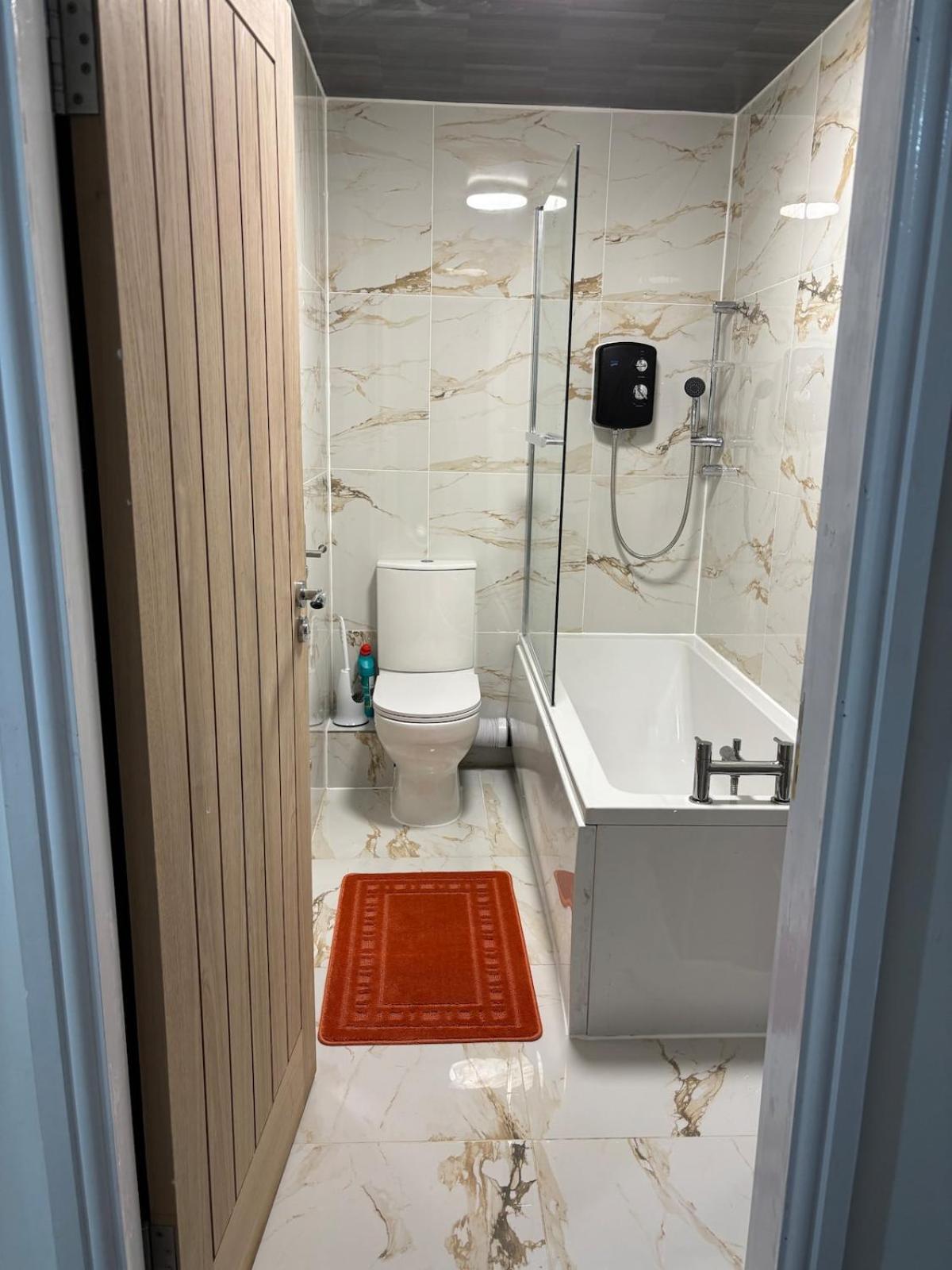 1 Bedroom Flat - Airport - 7 Mins To Man - Staycations & Business Stays! * Manchester