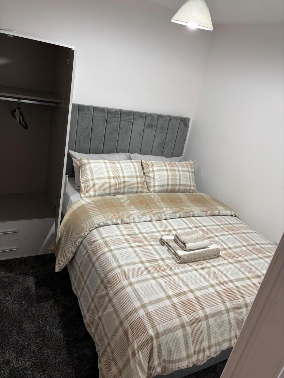 Apartment 1 Bedroom Flat - Airport - 7 Mins To Man - Staycations & Business Stays! Manchester