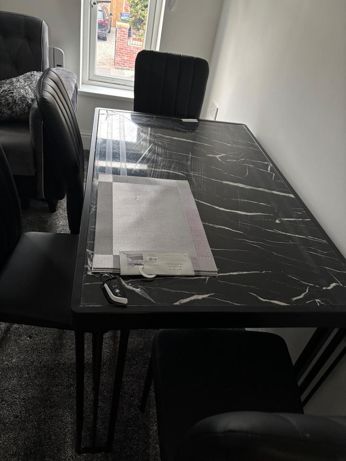 1 Bedroom Flat - Airport - 7 Mins To Man - Staycations & Business Stays! *