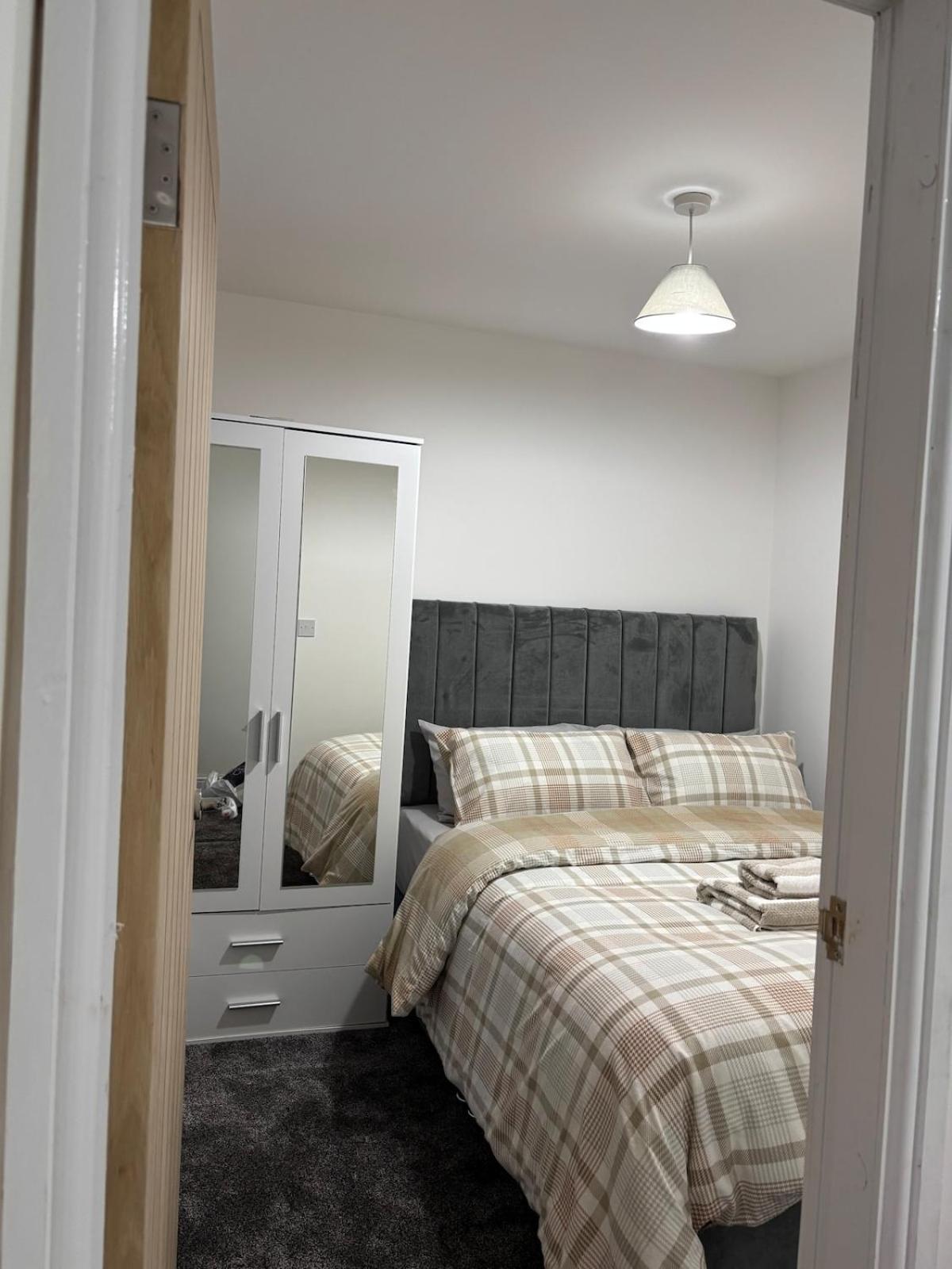 Apartment 1 Bedroom Flat - Airport - 7 Mins To Man - Staycations & Business Stays! *