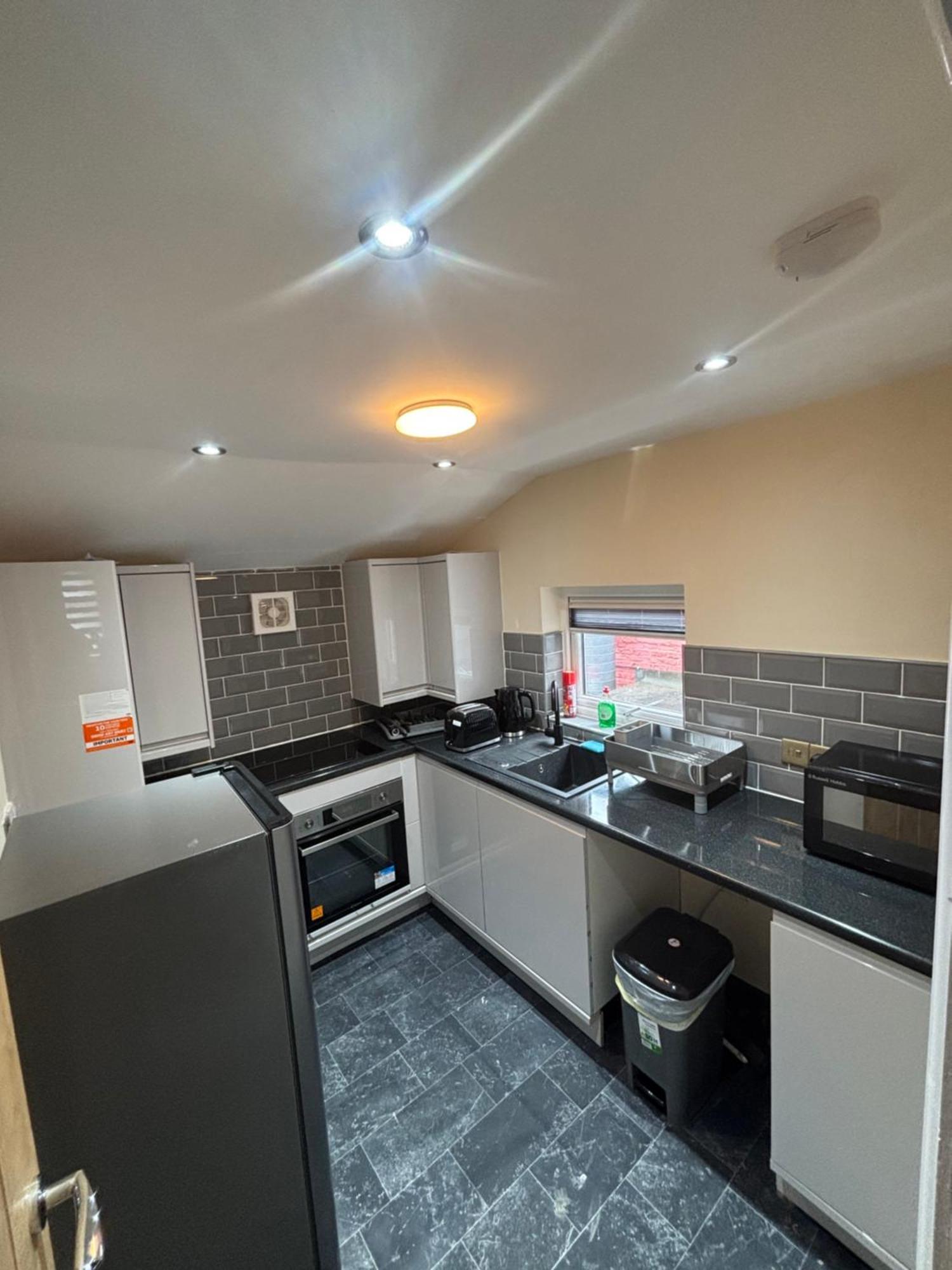 Apartment 1 Bedroom Flat - Airport - 7 Mins To Man - Staycations & Business Stays! *
