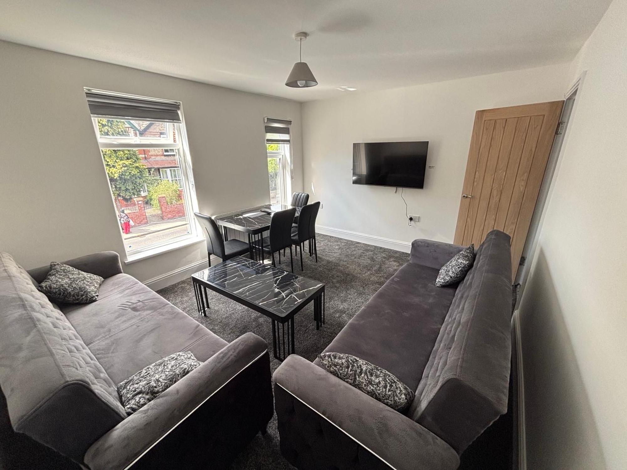 1 Bedroom Flat - Airport - 7 Mins To Man - Staycations & Business Stays! *